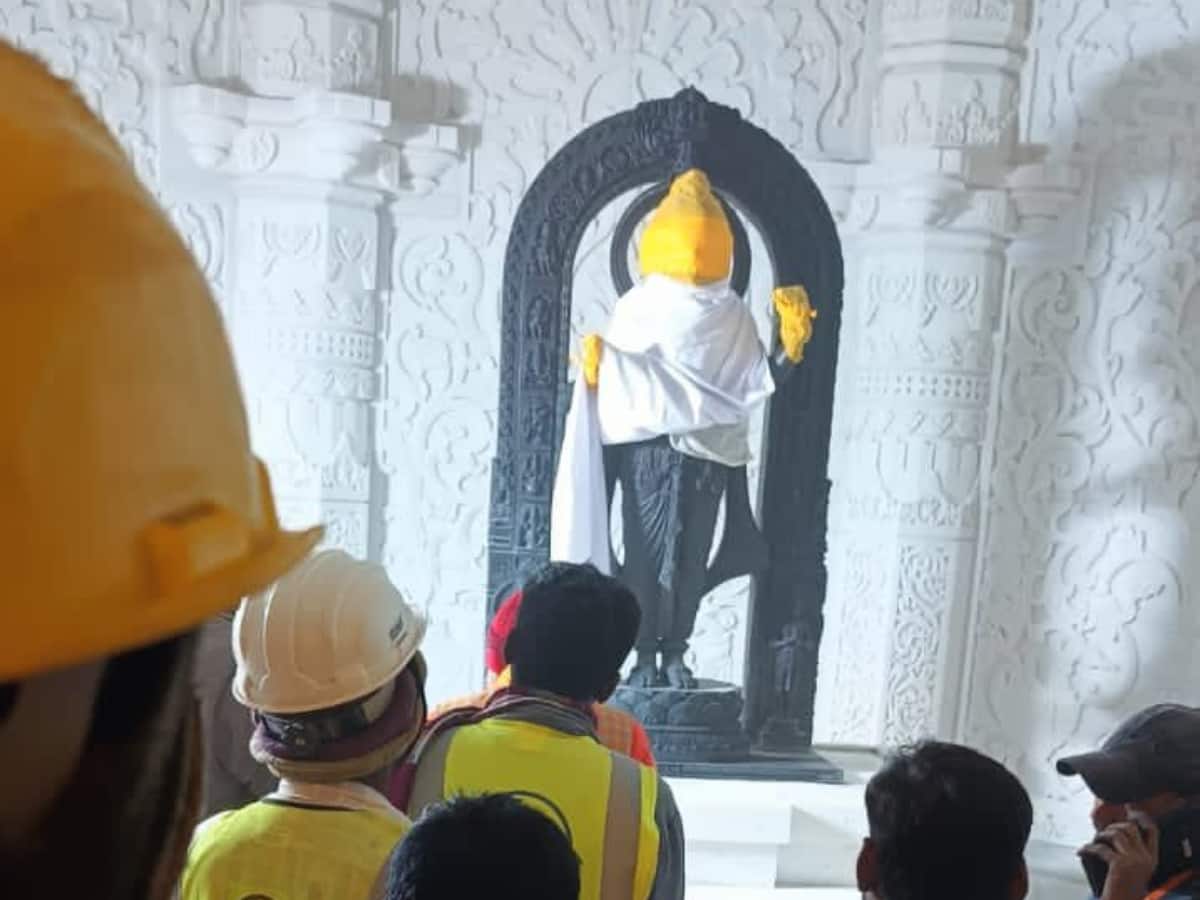 அயோத்தி ராமரின் முதல் புகைப்படம்.. கருவறையில் வைக்கப்பட்ட சிலை - கண்கொள்ளாக் காட்சி