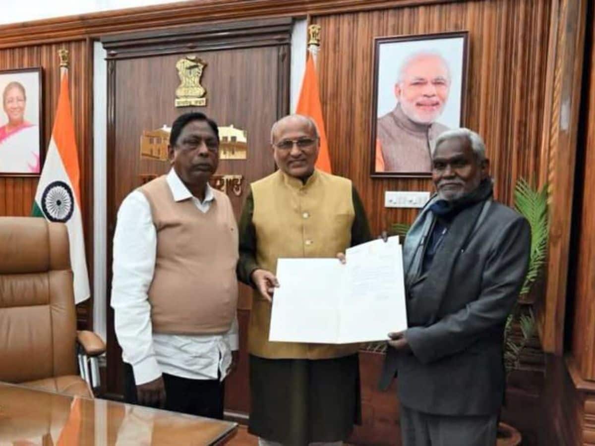 ஜார்க்கண்ட்: ஆட்சி அமைக்க சம்பாய் சோரனுக்கு அழைப்பு - 10 நாள் கெடு விதித்த ஆளுநர்..!