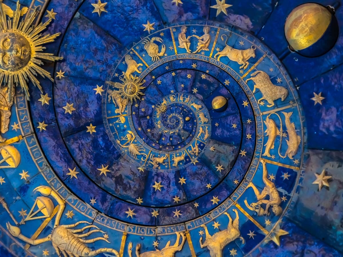 Astro: விருத்தியோகம்... பலன் பெறப் போகும் ராசிகளும் சில பரிகாரங்களும்!