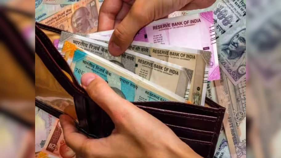 வீட்டில் எவ்வளவு பணம் வைத்திருக்கலாம்? வருமான வரித்துறை விதிகளை மீறினால் சிக்கல்!!