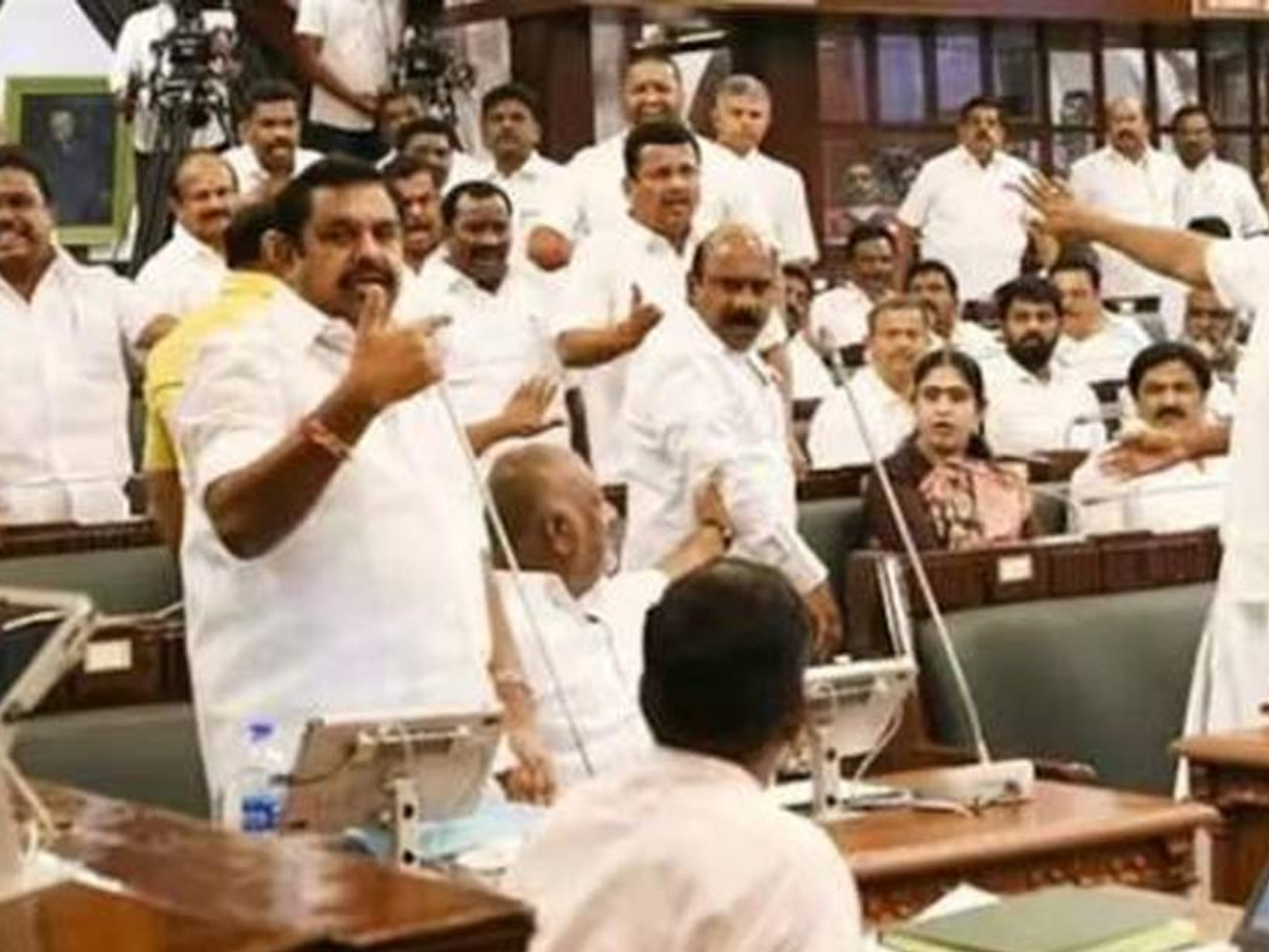 சட்டப்பேரவையில் இபிஎஸ் அணிக்கு வெற்றி... இருக்கையையும் பறிகொடுத்த ஓபிஎஸ்! சட்டப்பேரவையில் இபிஎஸ் அணிக்கு வெற்றி... இருக்கையையும் பறிகொடுத்த ஓபிஎஸ்!