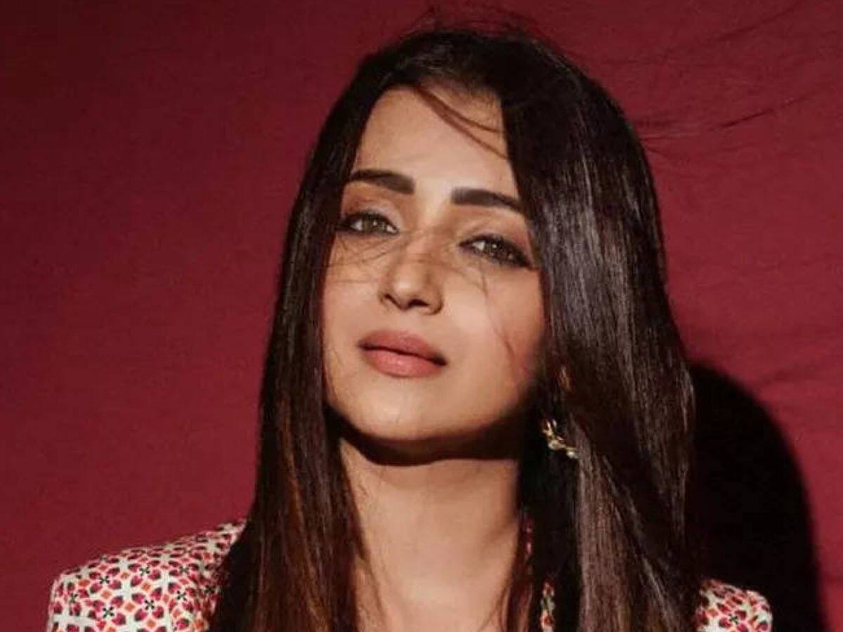 Trisha: ‘அருவருப்பா இருக்கு..’ கூவத்தூர் சர்ச்சைக்கு பதிலடி கொடுத்த த்ரிஷா! ட்வீட் இதோ..