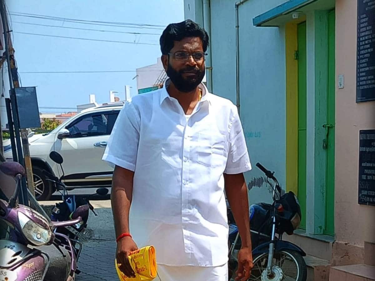 சேலத்தில் கையில் மஞ்சப்பையுடன் வலம் வரும் மனிதர்! யார் இவர்?