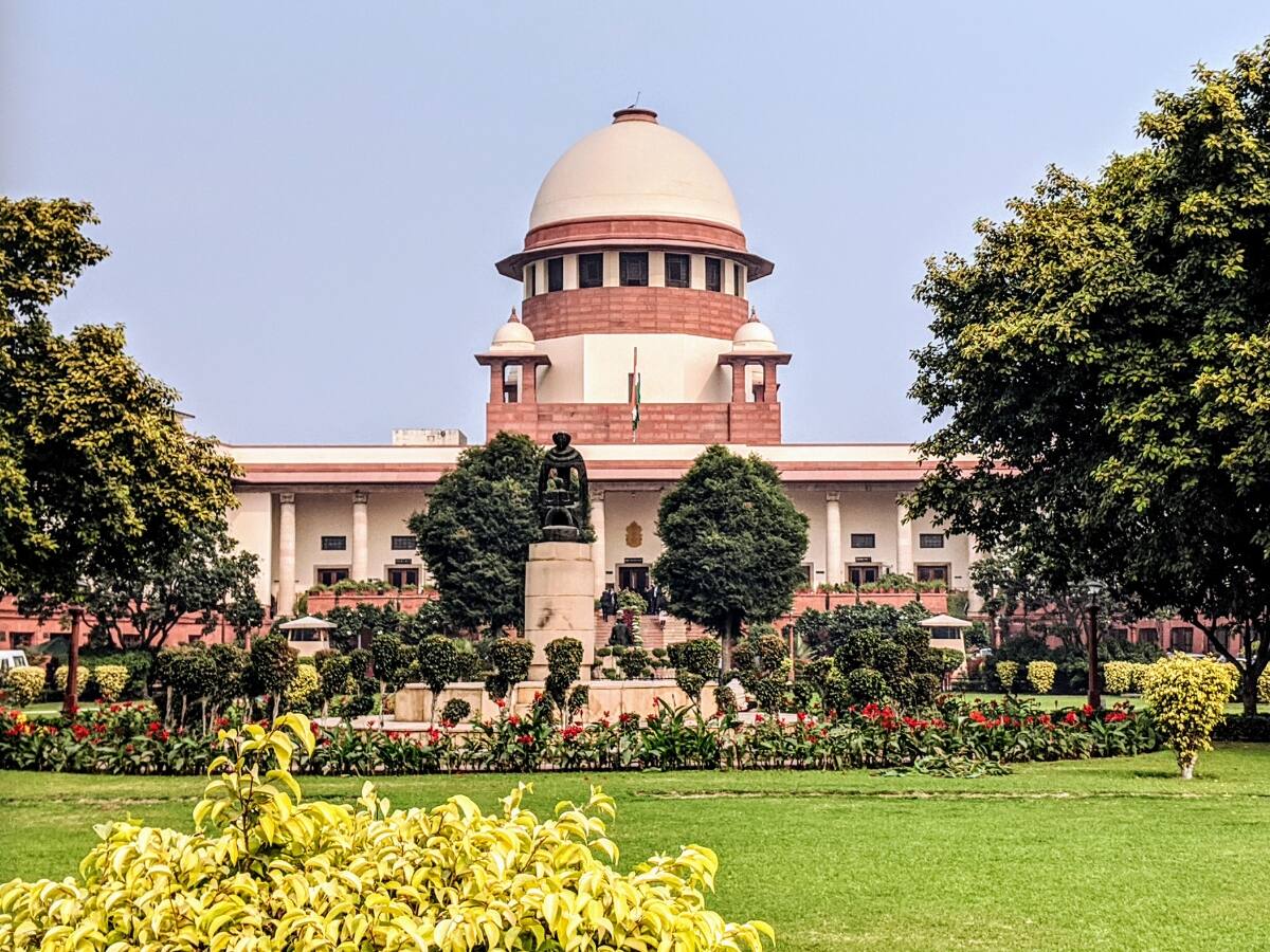 லஞ்ச வழக்குகளில் எம்பி எம்எல்ஏக்கள் விலக்கு கூற முடியாது: உச்ச நீதிமன்றம் அதிரடி தீர்ப்பு