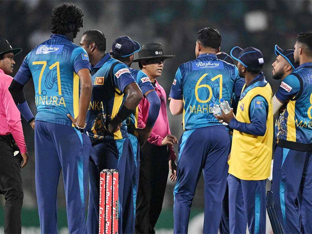 பேட்டில் பட்டும் அவுட் கொடுக்காத மூன்றாவது நடுவர் - இலங்கை, வங்கதேசம் டி20 போட்டியில் களேபரம்