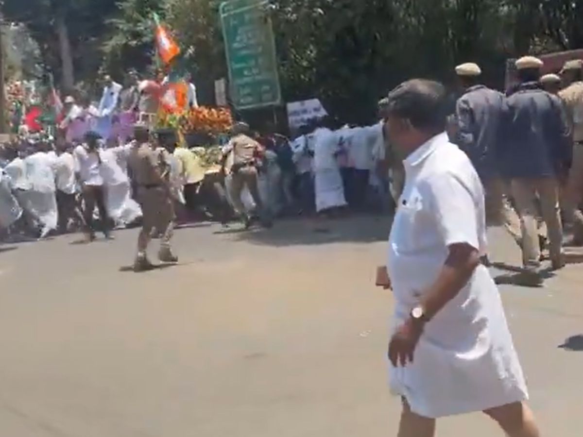 நீலகிரி: வேட்புமனு தாக்கலுக்கு லேட்டாக வந்த எல்.முருகன்! பாஜக போராட்டம், காவல்துறை தடியடி நீலகிரி: வேட்புமனு தாக்கலுக்கு லேட்டாக வந்த எல்.முருகன்! பாஜக போராட்டம், காவல்துறை தடியடி