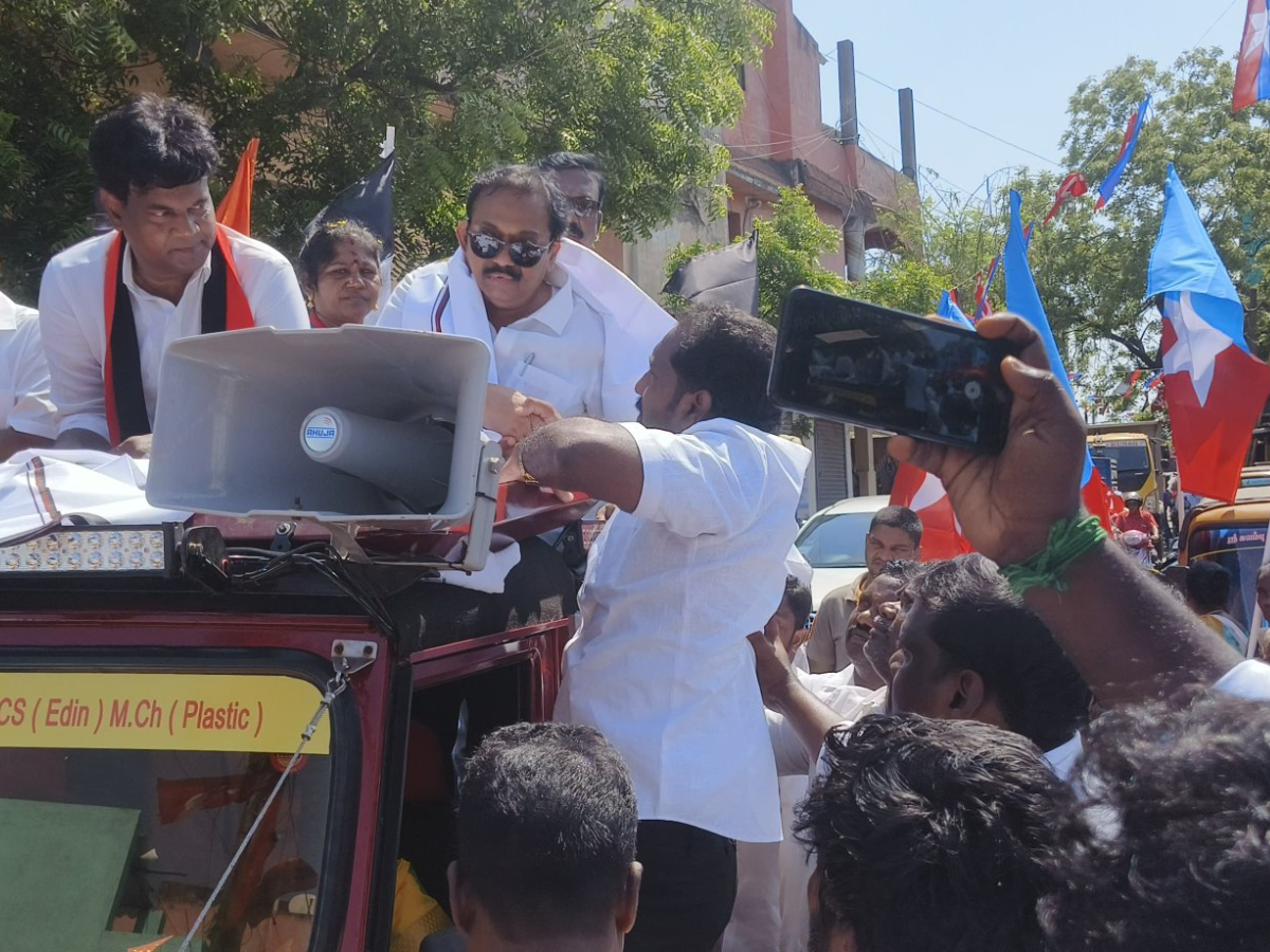 உதயநிதி ஸ்டைலில் கல்லை கையில் எடுத்த அதிமுக நிர்வாகி! பிரச்சாரத்தில் சரமாரி கேள்வி உதயநிதி ஸ்டைலில் கல்லை கையில் எடுத்த அதிமுக நிர்வாகி! பிரச்சாரத்தில் சரமாரி கேள்வி