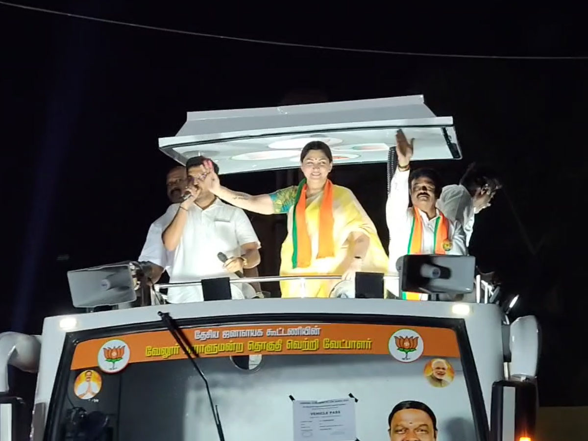 காங்கிரசின் தேர்தல் அறிக்கை மக்களை ஏமாற்றும் செயல்: நடிகை குஷ்பூ காங்கிரசின் தேர்தல் அறிக்கை மக்களை ஏமாற்றும் செயல்: நடிகை குஷ்பூ