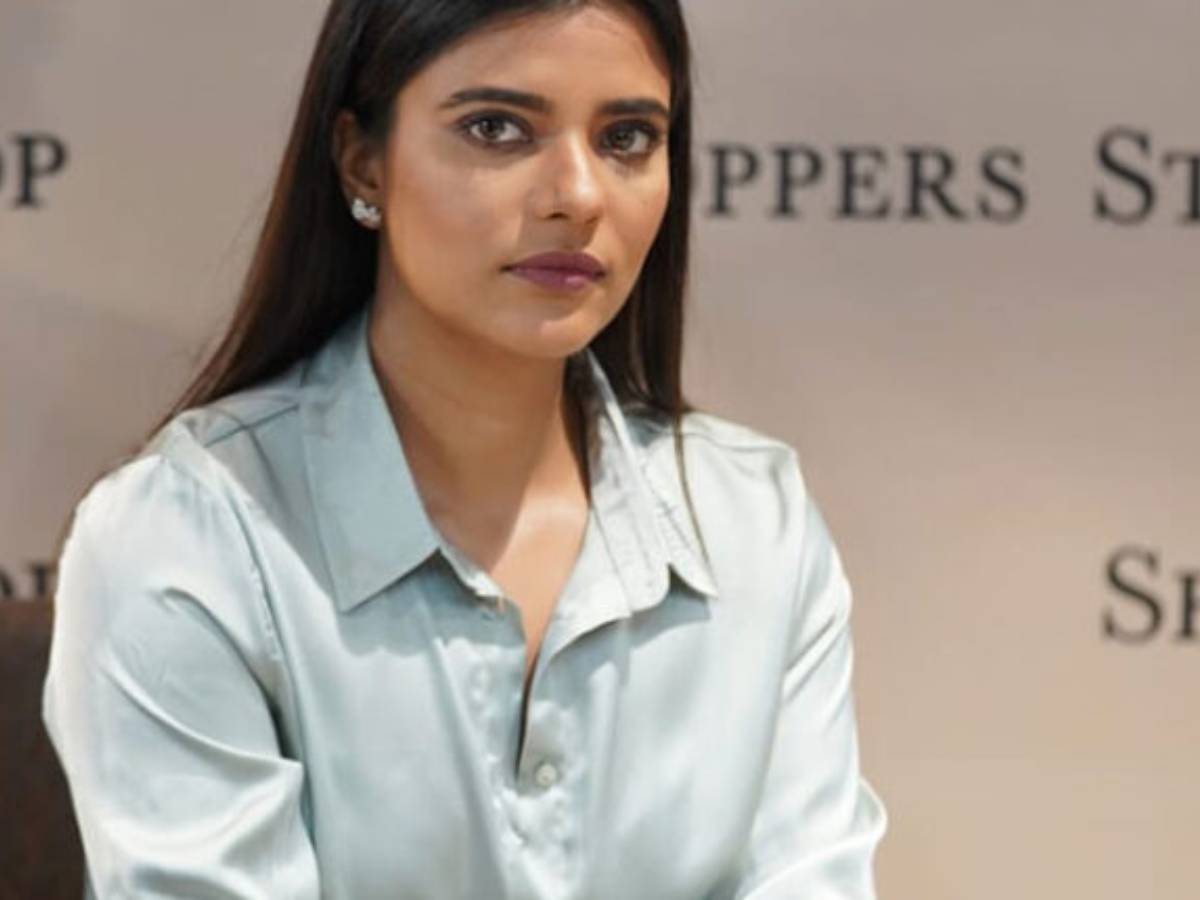 பிரபலமான பேஷன் நிறுவனத்தை சென்னையில் திறந்து வைத்த ஐஸ்வர்யா ராஜேஷ்!