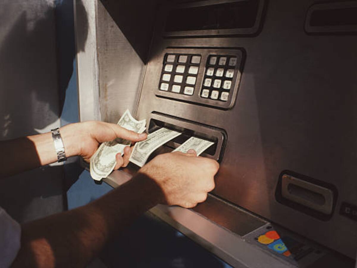 Aadhar ATM: வீட்டில் இருந்தபடியே ஏடிஎம்மில் பணம் எடுக்கலாம்! எப்படி என்பதை தெரிந்து கொள்ளுங்கள்