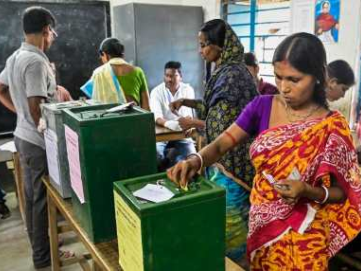 எங்கே ஓட்டு போடணும்னு தெரியலையா... வாக்குச்சாவடியை இப்படி கண்டுபிடிக்கலாம் - ரொம்ப ஈஸி எங்கே ஓட்டு போடணும்னு தெரியலையா... வாக்குச்சாவடியை இப்படி கண்டுபிடிக்கலாம் - ரொம்ப ஈஸி