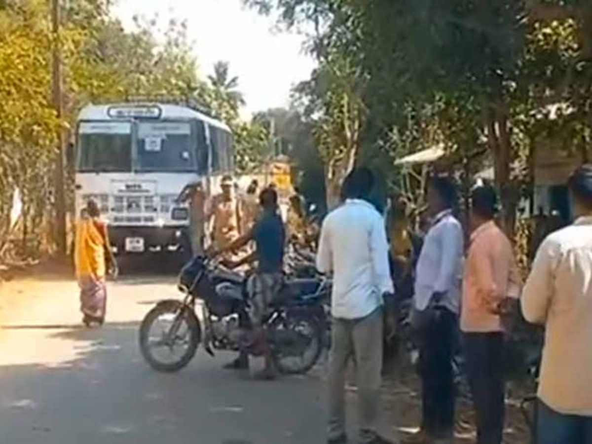 தேர்தல் களேபரம்! பாஜக - விசிக மோதல், அதிமுக - திமுக மோதல்.... காவல்துறை குவிப்பு தேர்தல் களேபரம்! பாஜக - விசிக மோதல், அதிமுக - திமுக மோதல்.... காவல்துறை குவிப்பு