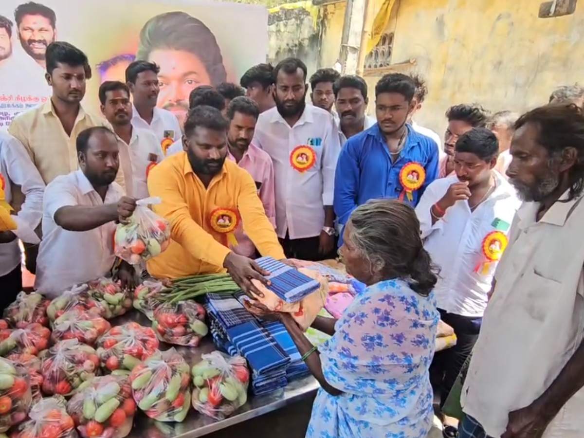 பழங்குடியின மக்களுக்கு நலத்திட்ட உதவிகள் வழங்கிய தமிழக வெற்றி கழகம்! பழங்குடியின மக்களுக்கு நலத்திட்ட உதவிகள் வழங்கிய தமிழக வெற்றி கழகம்!