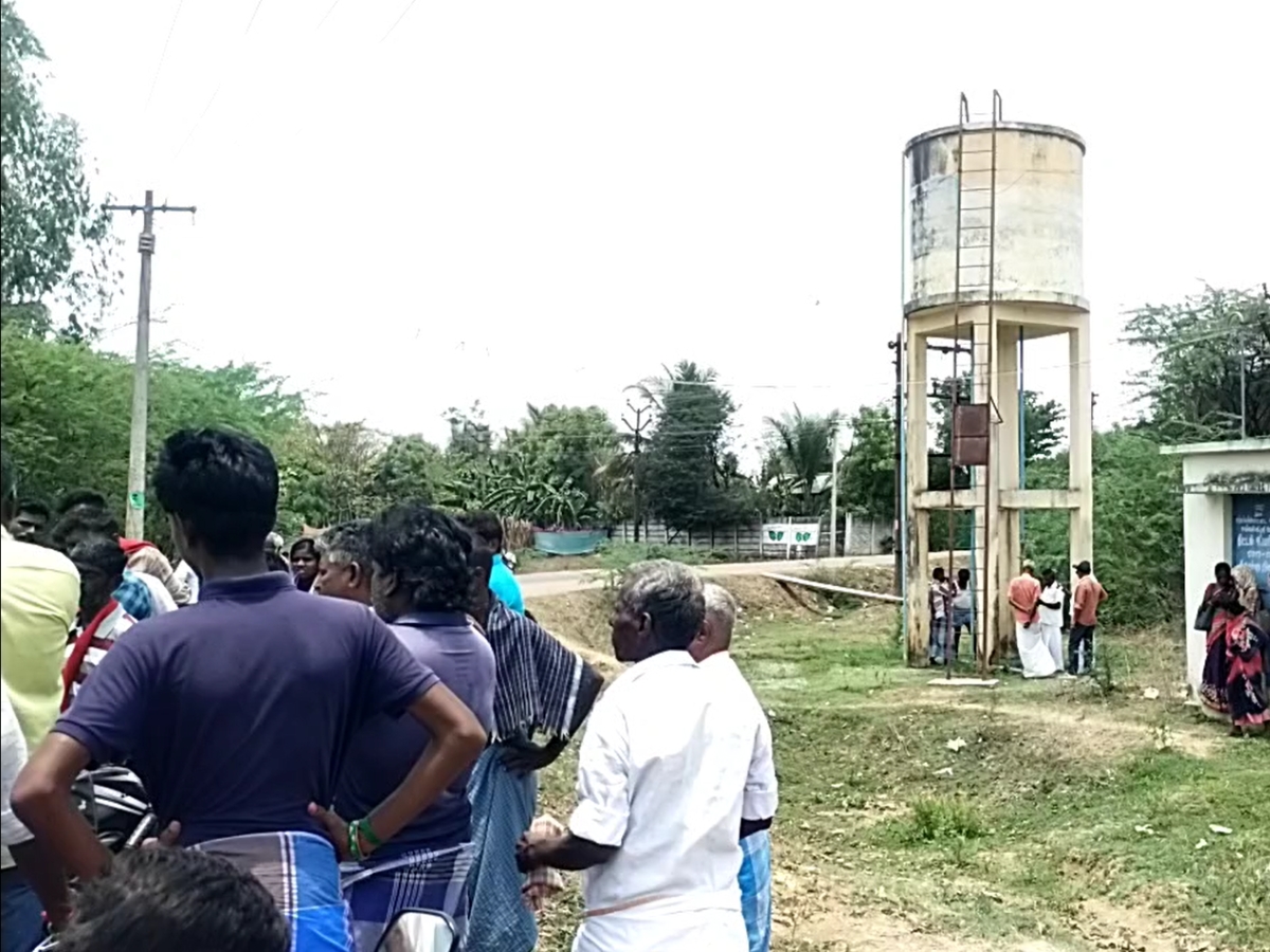 ஆதிதிராவிடர் காலனி குடிநீர் தொட்டியில் மாட்டு சாணம் கலக்கப்பட்டதாக புகார்..! ஆதிதிராவிடர் காலனி குடிநீர் தொட்டியில் மாட்டு சாணம் கலக்கப்பட்டதாக புகார்..!