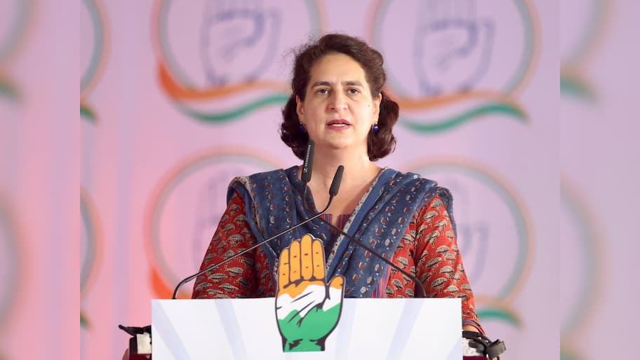 'என் தந்தையை துண்டு துண்டாக வீட்டுக்கு எடுத்து வந்தேன்' - பிரியங்கா காந்தி உருக்கம்