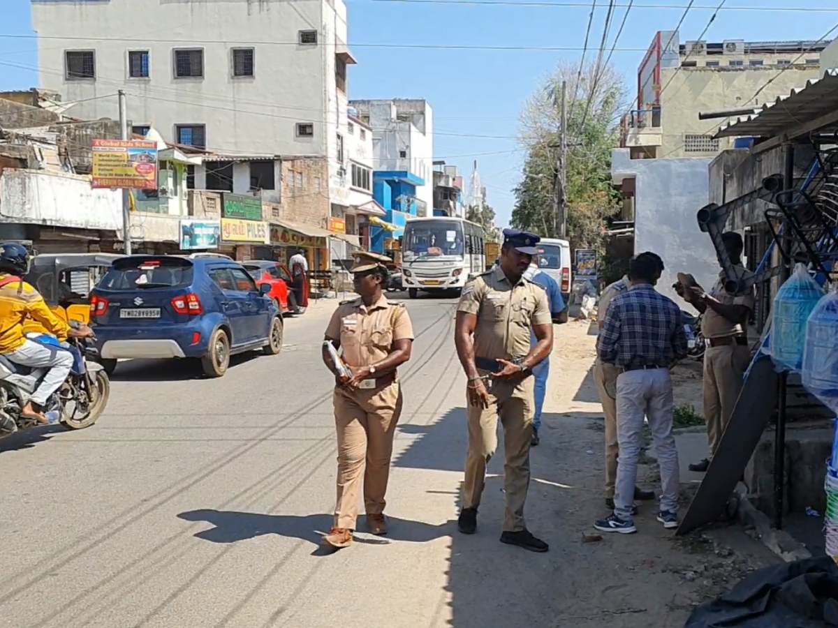 Crime News: பட்டப்பகலில் ரவுடி ஓட ஓட வெட்டி கொலை... சென்னையில் பயங்கரம்! Crime News: பட்டப்பகலில் ரவுடி ஓட ஓட வெட்டி கொலை... சென்னையில் பயங்கரம்!