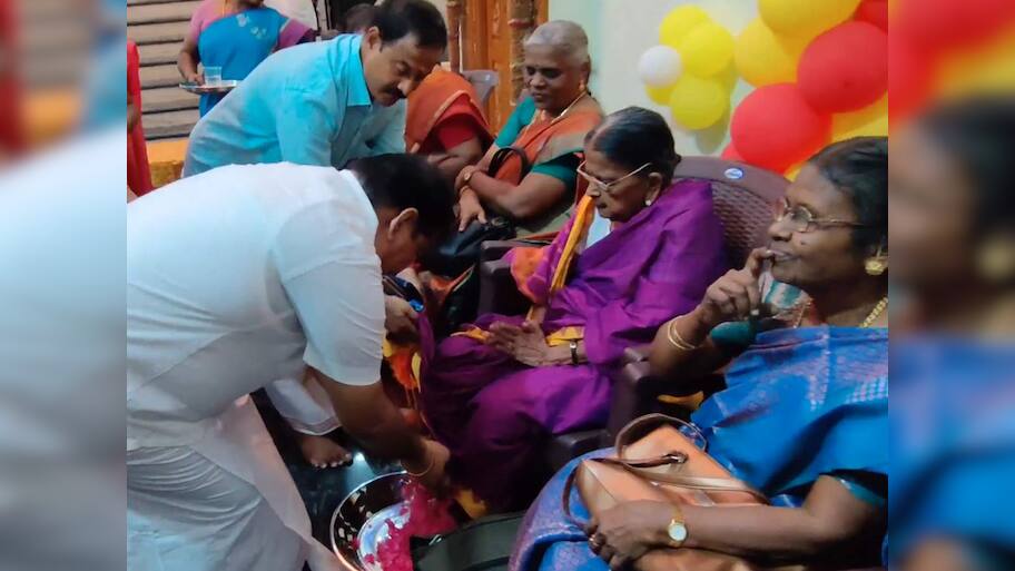 கல்வி கற்றுக்கொடுத்த ஆசிரியர்களுக்கு பாதபூஜை செய்த முன்னாள் மாணவர்!