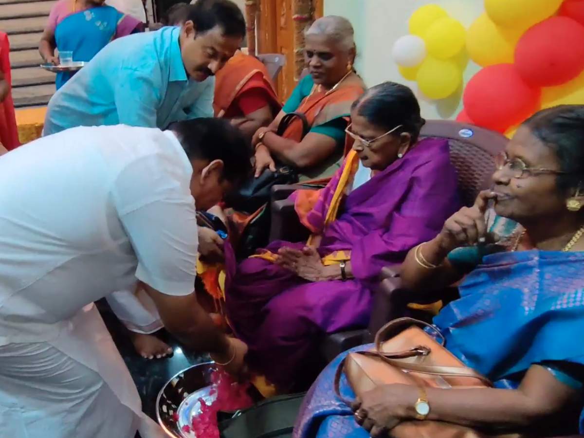 கல்வி கற்றுக்கொடுத்த ஆசிரியர்களுக்கு பாதபூஜை செய்த முன்னாள் மாணவர்! கல்வி கற்றுக்கொடுத்த ஆசிரியர்களுக்கு பாதபூஜை செய்த முன்னாள் மாணவர்!