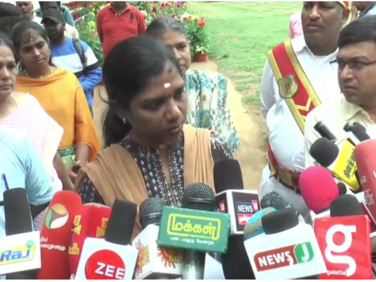 உதகை மலர் கண்காட்சி: மலர் தொட்டிகளை அடுக்கும் பணியை தொடங்கி வைத்தார் மாவட்ட ஆட்சி தலைவர் அருணா 