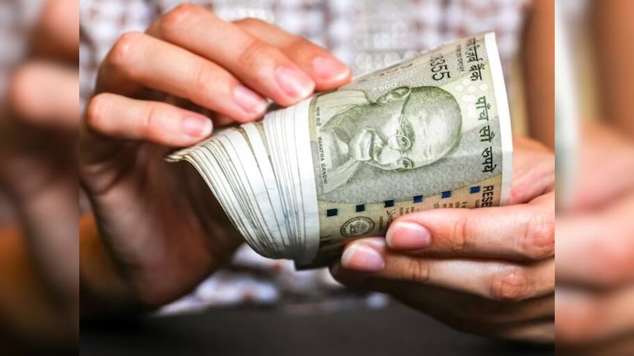 மத்திய அரசு ஊழியர்களுக்கு காத்திருக்கும் பரிசு: 8வது ஊதியக்கமிஷன்..... 44% ஊதிய உயர்வு!!