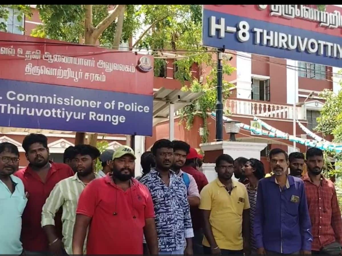 சம்பள பாக்கியை வாங்கி தாங்க: காவல் நிலையத்தில் குவிந்த டெலிவரி ஊழியர்கள்
