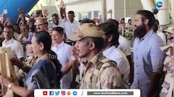 தொண்டர்களுக்கு பத்ம பூஷன் விருதை காண்பித்த பிரேமலதா...