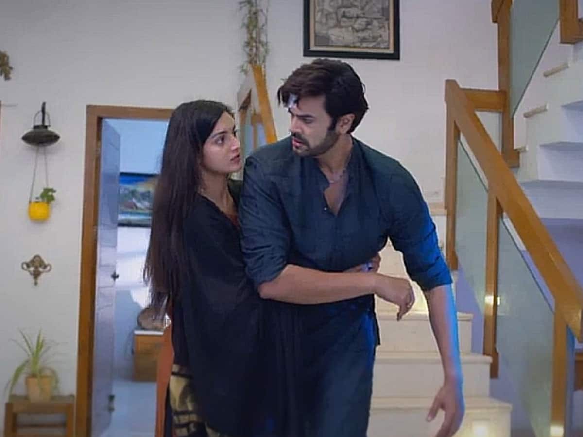 நினைத்தேன் வந்தாய்: ஸ்லிப்பாகி விழ போன எழில்.. தாங்கி பிடித்த சுடர், ரொமான்ஸ் அள்ளுதே