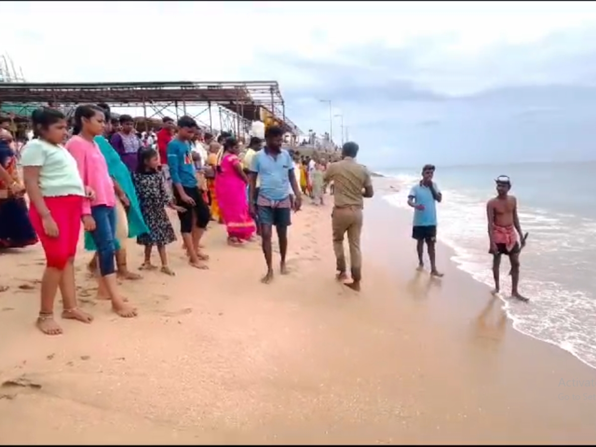 திருச்செந்தூரில் பக்தர்கள் கடலில் குளிக்க தடை... காரணம் இது தான்..!! திருச்செந்தூரில் பக்தர்கள் கடலில் குளிக்க தடை... காரணம் இது தான்..!!