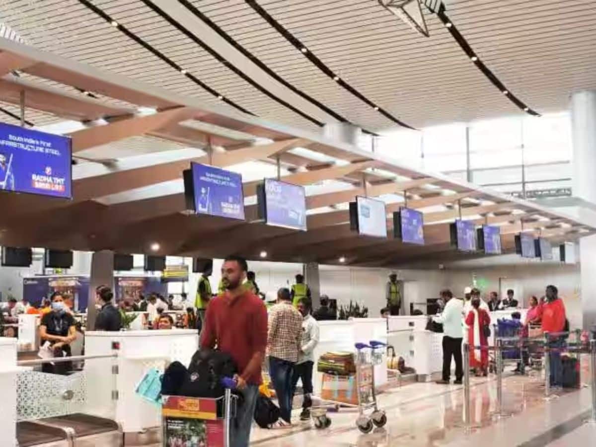 சூட்கேஸில் பதுக்கி வைக்கப்பட்ட கேஷ்... அலேக்காய் பிடித்த அதிகாரிகள்: விமான நிலையத்தில் பரபரப்பு