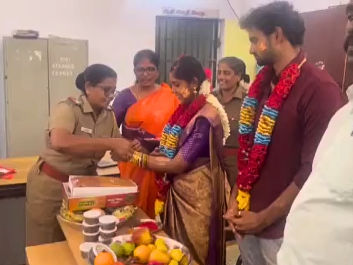 கர்ப்பிணிக்கு காவலர்கள் நடத்திய வளைகாப்பு... மதுரையில் நடந்த நெகிழ்ச்சி சம்பவம்..!! கர்ப்பிணிக்கு காவலர்கள் நடத்திய வளைகாப்பு... மதுரையில் நடந்த நெகிழ்ச்சி சம்பவம்..!!