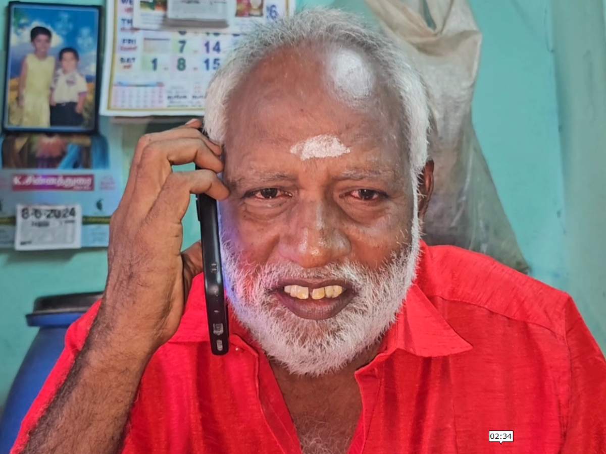 அதிமுக தோற்றதால் தனது காலை கிழித்து கொண்ட தொண்டர்! அதிமுக தோற்றதால் தனது காலை கிழித்து கொண்ட தொண்டர்!