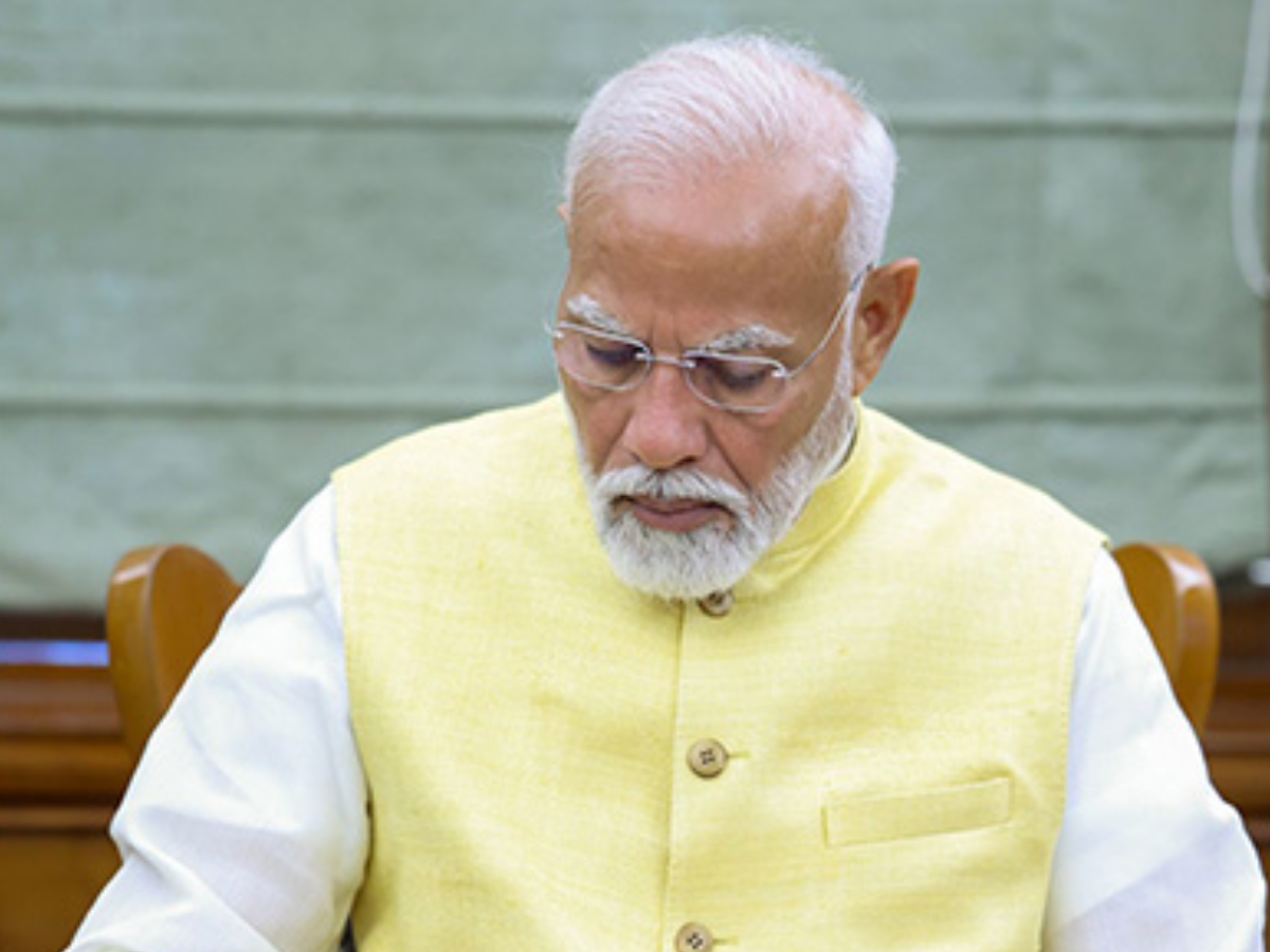 PM Modi: பிரதமர் மோடி போட்ட முதல் கையெழுத்து... எதற்கு தெரியுமா? PM Modi: பிரதமர் மோடி போட்ட முதல் கையெழுத்து... எதற்கு தெரியுமா?