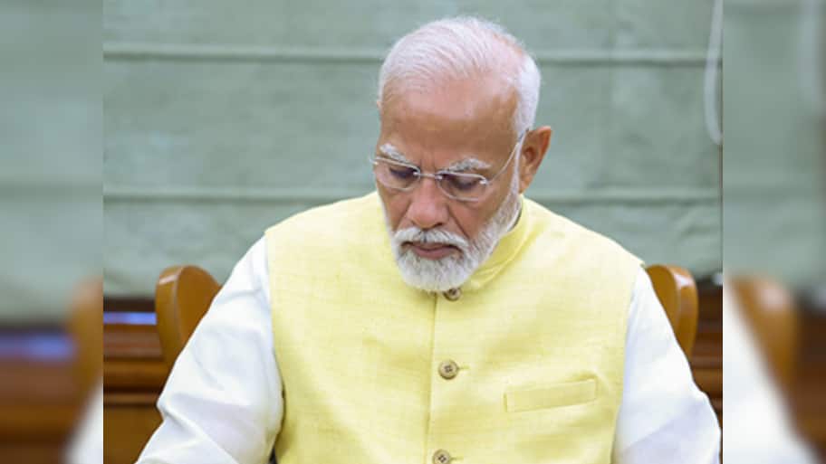 PM Modi: பிரதமர் மோடி போட்ட முதல் கையெழுத்து... எதற்கு தெரியுமா?