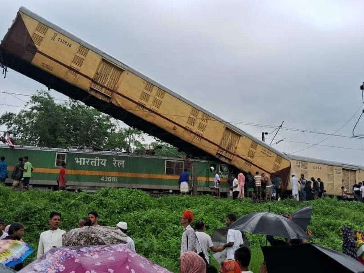 'தொடரும் ரயில் விபத்துகள்... தடுக்கும் Kavach வேலை செய்யவில்லையா?' - ரயில்வேயின் பதில் 'தொடரும் ரயில் விபத்துகள்... தடுக்கும் Kavach வேலை செய்யவில்லையா?' - ரயில்வேயின் பதில்