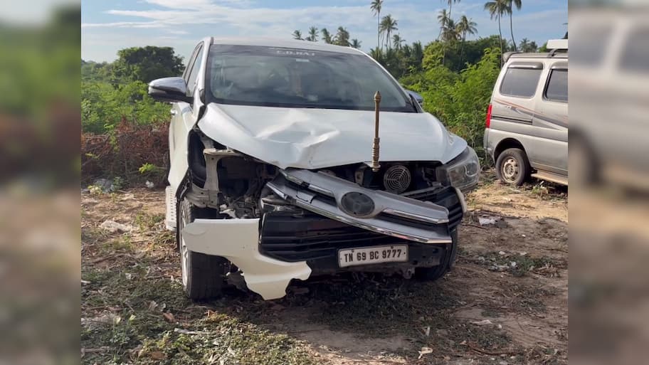 குழாயில் தண்ணீர் பிடித்துக் கொண்டிருந்த பெண்கள் கூட்டத்தில் புகுந்த கார்... 3 பேர் பலி..!!