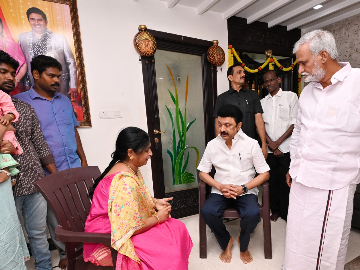 ரஞ்சித் குற்றச்சாட்டுக்கு திமுகவின் பதில்... ஆம்ஸ்ட்ராங் வீட்டுக்கு சென்ற முதல்வர் ஸ்டாலின்! ரஞ்சித் குற்றச்சாட்டுக்கு திமுகவின் பதில்... ஆம்ஸ்ட்ராங் வீட்டுக்கு சென்ற முதல்வர் ஸ்டாலின்!