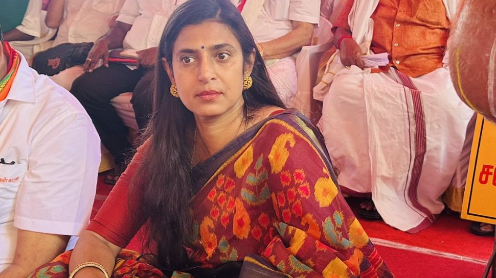 ’தெலுங்கர்கள் அந்தபுரத்து சேவகர்கள்’ என கூறிய கஸ்தூரி இப்போது திடீர் விளக்கம் ’தெலுங்கர்கள் அந்தபுரத்து சேவகர்கள்’ என கூறிய கஸ்தூரி இப்போது திடீர் விளக்கம்