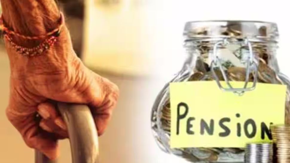 Family Pension New Rules: குடும்ப ஓய்வூதியத்தில் மகள்களுக்கு உரிமை இல்லையா? அரசின் விளக்கம் Family Pension New Rules: குடும்ப ஓய்வூதியத்தில் மகள்களுக்கு உரிமை இல்லையா? அரசின் விளக்கம்