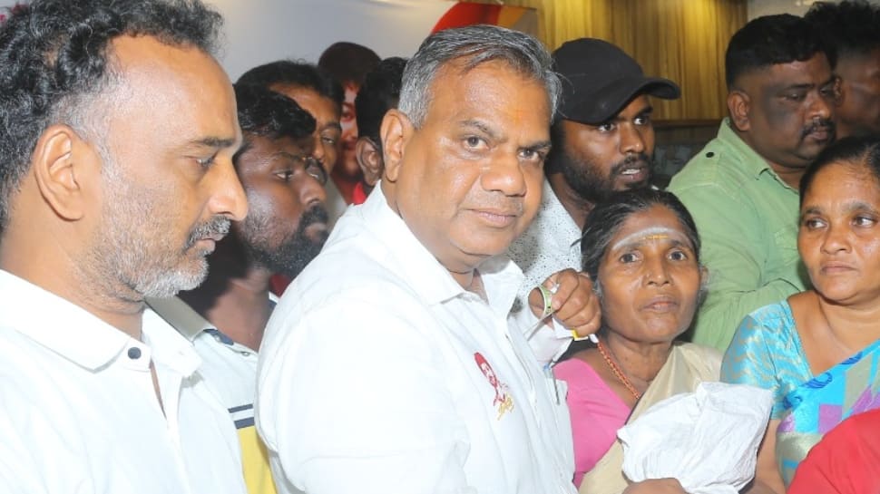 யார் கட்சிக்கு வந்தாலும் போஸ்டர் ஒட்டிய தொண்டனுக்கு தான் பதவி - புஸ்ஸி ஆனந்த்!