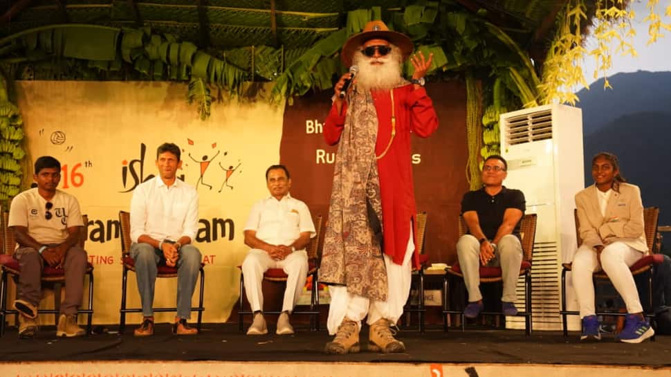 ஈஷா கிராமோத்சவம்: 'இது காஷ்மீர் டூ குமரி வரை நடக்க வேண்டும்' - சத்குரு; புகாழாரம் சூட்டிய சேவாக்!