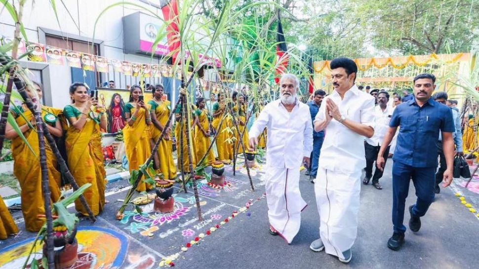 பொங்கல் பரிசு வழங்கப்படாது என ரேஷன் கடைகளில் ஒட்டப்பட்ட நோட்டீஸ் - மக்கள் ஏமாற்றம் பொங்கல் பரிசு வழங்கப்படாது என ரேஷன் கடைகளில் ஒட்டப்பட்ட நோட்டீஸ் - மக்கள் ஏமாற்றம்