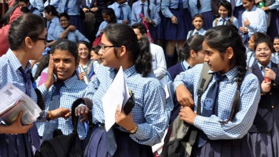 30% உயர்ந்த தனியார் பள்ளி கட்டணம்! ஒன்றும் செய்ய முடியாது என அமைச்சர் கைவிரிப்பு!