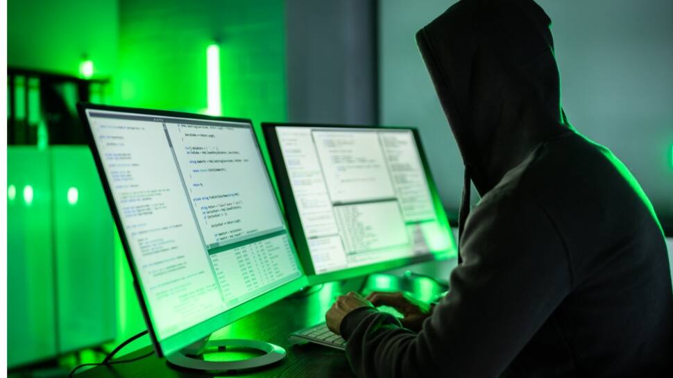 வாட்ஸ்அப் கால் மூலம் மிரட்டல்.... ரூ.57 லட்சத்தை இழந்த முதியவர்... மோசடியில் இருந்து தப்பிப்பது எப்படி?