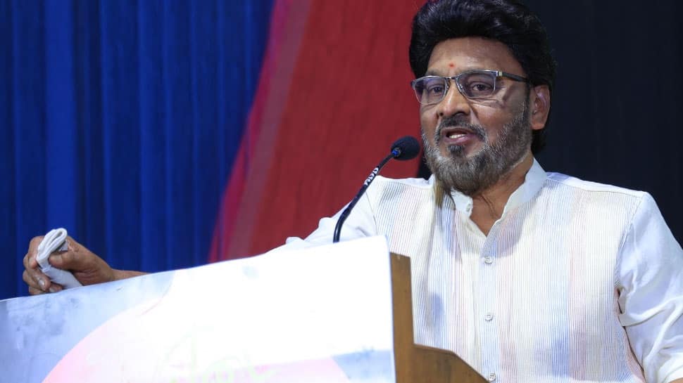 ஒரு கிலோ அறிவாளியாக இருந்தாலும் 10 கிராம் அதிர்ஷ்டக்காரனிடம் கைகட்டி தான் நின்றாக வேண்டும்: இயக்குநர் கே.பாக்யராஜ்