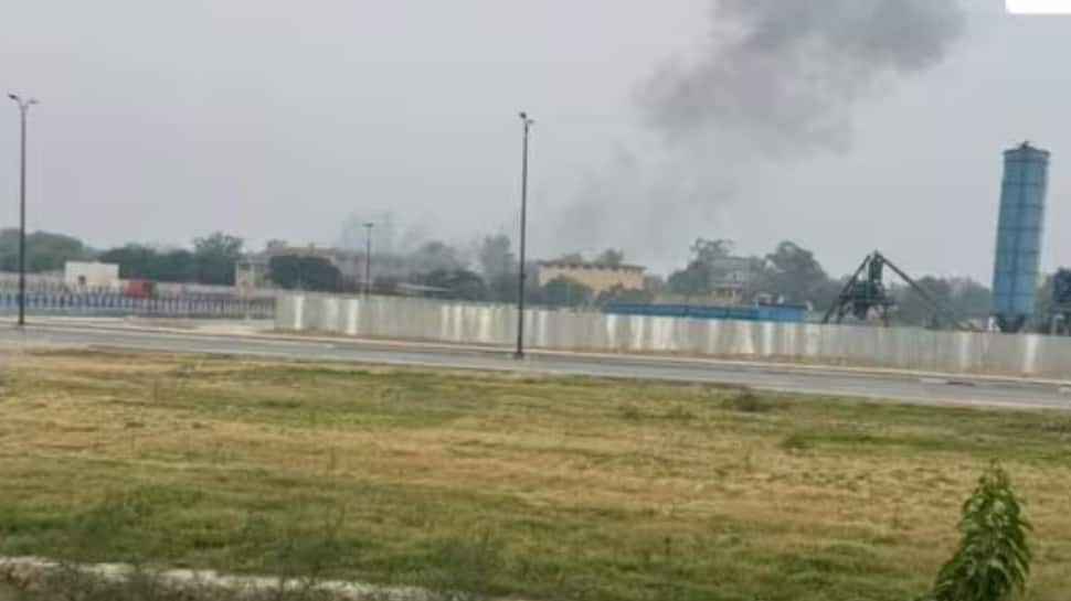 பாகிஸ்தான் லாகூரில் 4 இடங்களில் குண்டு வெடிப்பு... அதிகரிக்கும் பதற்றம்... விமான சேவைகளும் நிறுத்தம்