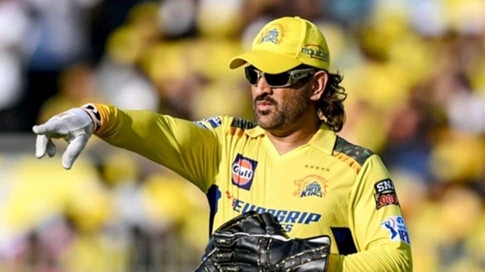 "தோனி ஒரு தேசத்துரோகி".. ட்ரெண்டாகும் ஹேஷ்டேக்.. பின்னணி என்ன?