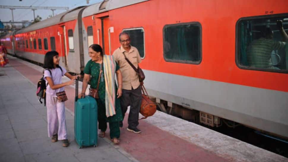 ரயில் டிக்கெட் முன்பதிவில் மிகப்பெரிய மாற்றம், இ-ஆதார் அறிமுகம் ஏன்? ரயில் டிக்கெட் முன்பதிவில் மிகப்பெரிய மாற்றம், இ-ஆதார் அறிமுகம் ஏன்?