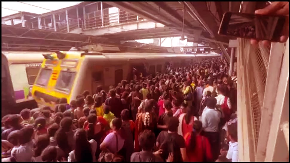 ரயிலில் இருந்து விழுந்த பயணிகள்! 4 பேர் உயிரிழப்பு! பலர் காயம்! காரணம் இதுதான்!