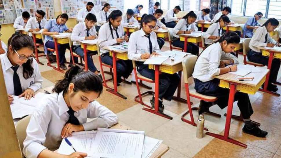 மாணவர்கள் அதிர்ச்சி...! 10ஆம் வகுப்புக்கு இனி 2 பொதுத் தேர்வாம்... குழப்பத்தில் பெற்றோர்!