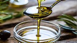 முகக் கறைகள் மற்றும் சுருக்கங்களுக்கு சிகிச்சை அளிக்க, ஆலிவ் எண்ணெய் போதும்